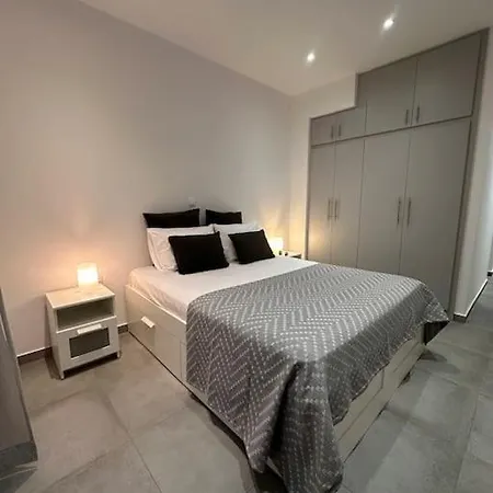 Cozy Central Apartment With Yard-3